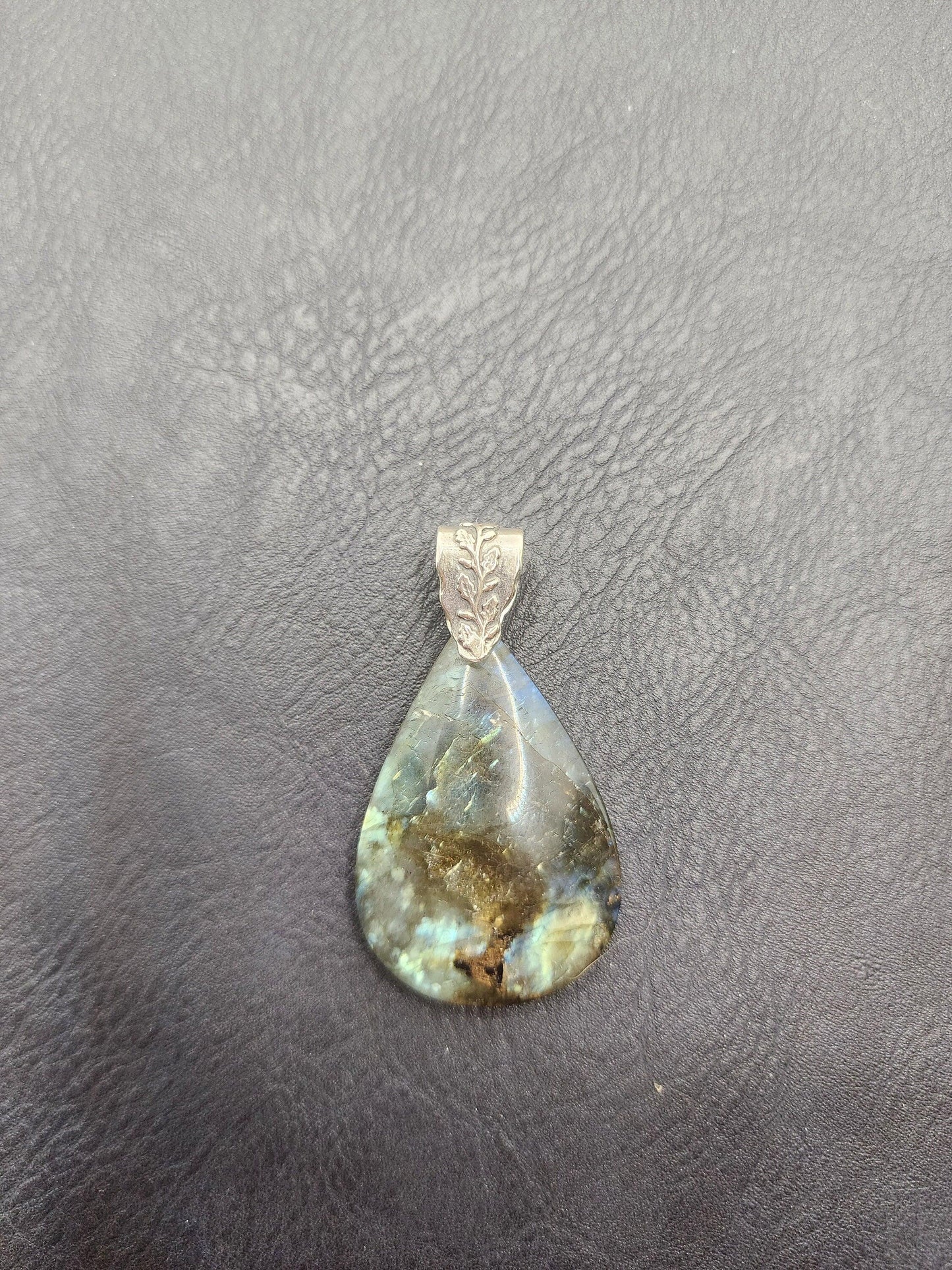 Labradorite - Sterling Silver Pendant - LP1 - Beaunique Boutique